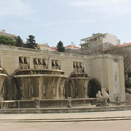 Junto A Fonte Luminosa